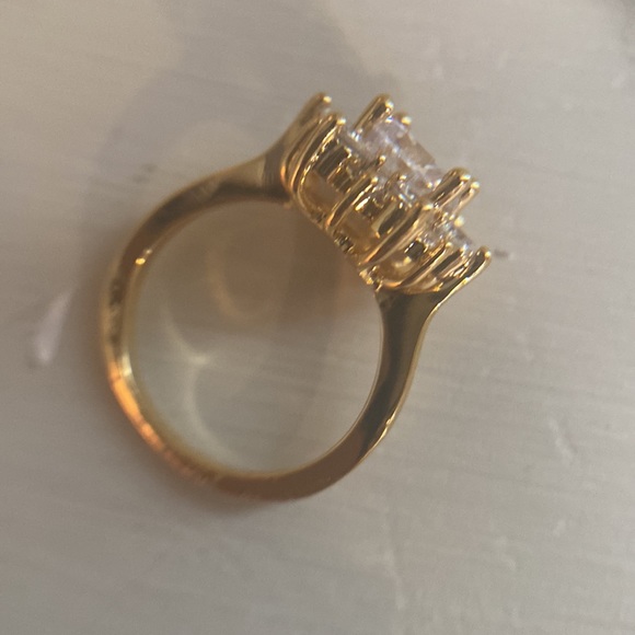 Gold snowflake sparkle ring. Women’s size 6.5. Like new. Beautiful. - Picture 4 of 4